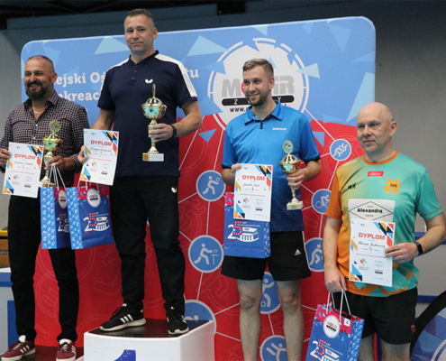galeria zdjęć przedstawia turniej tenisa stołowego i wręczenie nagród na podium w żorskiej hali sportowej