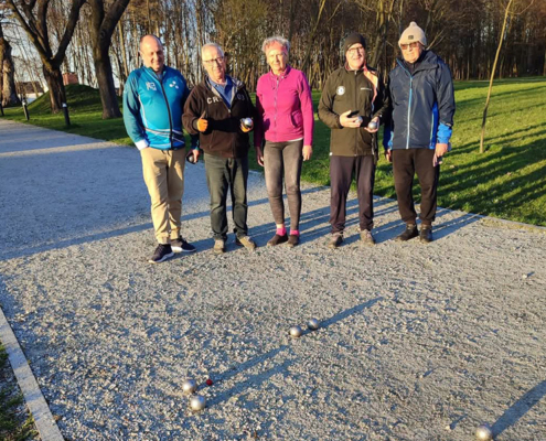 na zdjęciach zawodnicy klubu petanque podczas rozgrywki przy Pałacu Baranowice