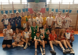 galeria zdjęć przedstawia turniej bule w sali sportowej i wspólne zdjęcia