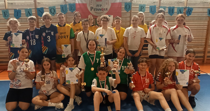 galeria zdjęć przedstawia turniej bule w sali sportowej i wspólne zdjęcia
