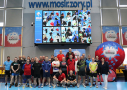 na zdjęciach ceremonia wręczenia nagród zawodnikom w żorskiej hali sportowej i zdjęcia na podium
