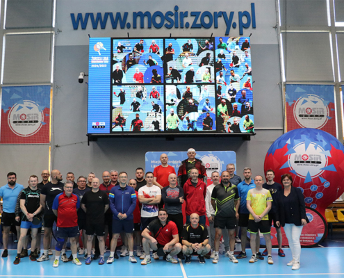 na zdjęciach ceremonia wręczenia nagród zawodnikom w żorskiej hali sportowej i zdjęcia na podium