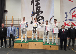na zdjęciach turniej karate w hali sportowej i wręczenie nagród na podium