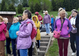na zdjęciach wycieczkowicze podczas zwiedzania atrakcji i wspólnego posiłku