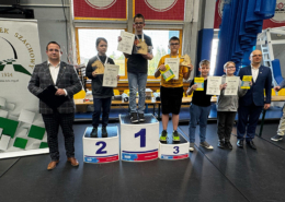 na zdjęciach dzieci podczas turnieju szachowego w hali sportowej i na podium z nagrodami