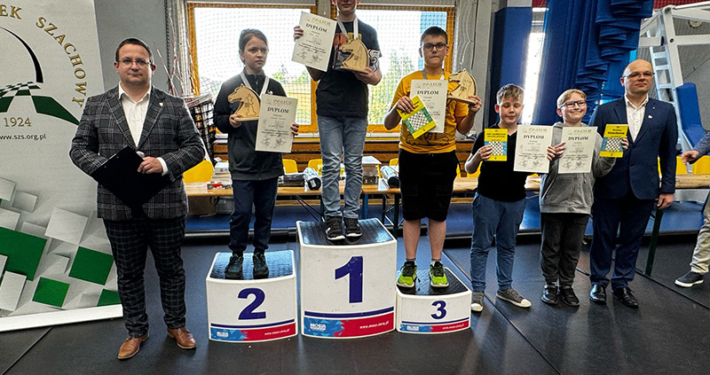 na zdjęciach dzieci podczas turnieju szachowego w hali sportowej i na podium z nagrodami