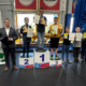 na zdjęciach dzieci podczas turnieju szachowego w hali sportowej i na podium z nagrodami
