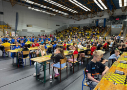 galeria zdjęć przedstawia zawody szachowe w żorskiej hali sportowej i wręczenie nagród na podium