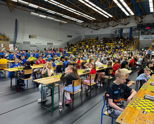 galeria zdjęć przedstawia zawody szachowe w żorskiej hali sportowej i wręczenie nagród na podium