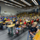 galeria zdjęć przedstawia zawody szachowe w żorskiej hali sportowej i wręczenie nagród na podium
