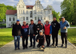 galeria zdjęć przedstawia grę w bule przy pałacu w Baranowucach