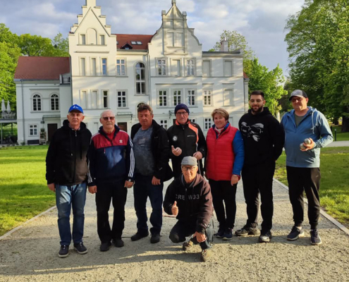 galeria zdjęć przedstawia grę w bule przy pałacu w Baranowucach