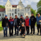 galeria zdjęć przedstawia grę w bule przy pałacu w Baranowucach