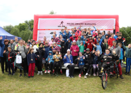 galeria zdjęć przedstawia zawody biathlonowe, biuro zawodów, strzelanie do celu i zdjęcia na podium z nagrodami oraz rozgrzewkę