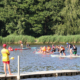 galeria zdjęć przedstawia zajęcia wodno-rekreacyjne na kąpielisku, zabawy dla dzieci i pokazy na scenie oraz odwiedzających plażę
