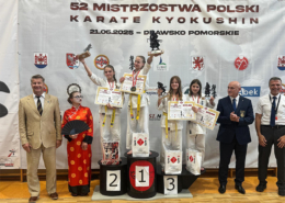 galeria zdjęć przedstawia zawody sztuk walki w hali sportowej i wręczenie nagród