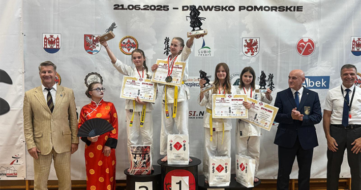 galeria zdjęć przedstawia zawody sztuk walki w hali sportowej i wręczenie nagród
