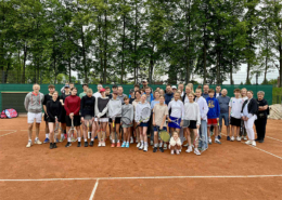 galeria zdjęć przedstawia piknik tenisowy, rozgrywki na kortach i wręczenie nagród