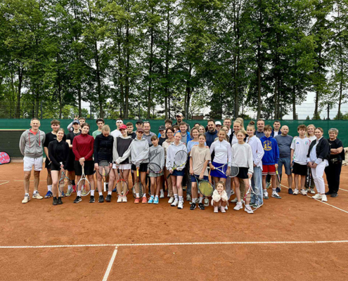 galeria zdjęć przedstawia piknik tenisowy, rozgrywki na kortach i wręczenie nagród