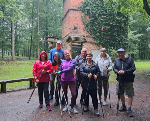 galeria zdjęć przedstawia zajęcia Nordic Walking w terenie, uczestników i ćwiczenia
