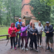 galeria zdjęć przedstawia zajęcia Nordic Walking w terenie, uczestników i ćwiczenia