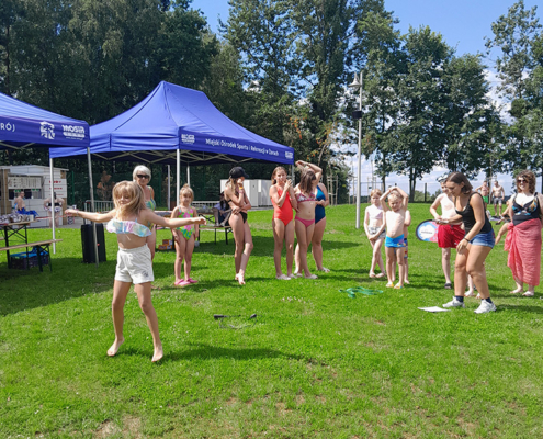 na zdjęciach sportowe aktywności na kąpielisku, stanowisko zdrowotne i zajęcia w basenie