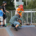galeria zdjęć przedstawia zajęcia z nauki jazdy na żorskim skate parku, uczestników i instruktora