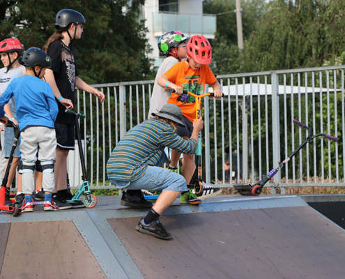 galeria zdjęć przedstawia zajęcia z nauki jazdy na żorskim skate parku, uczestników i instruktora
