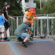 galeria zdjęć przedstawia zajęcia z nauki jazdy na żorskim skate parku, uczestników i instruktora