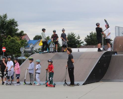 galeria zdjęć przedstawia zajęcia z nauki jazdy na żorskim skate parku, uczestników i instruktora