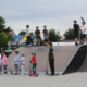 galeria zdjęć przedstawia zajęcia z nauki jazdy na żorskim skate parku, uczestników i instruktora
