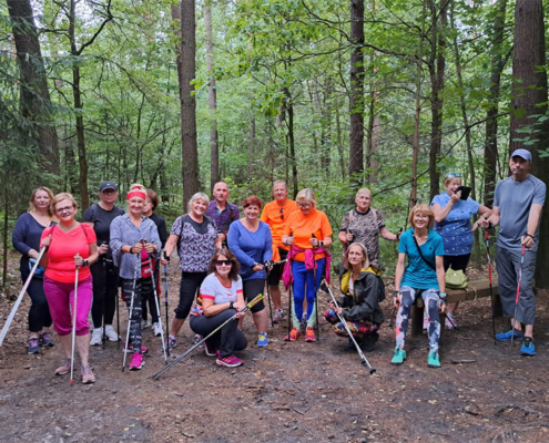 galeria zdjęć przedstawia zajęcia Nordic Walking w terenie, uczestników i ćwiczenia