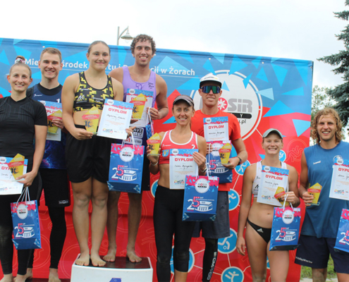 galeria zdjęć przedstawia turniej siatkówki plażowej na boiskach MOSiR oraz wręczenie nagród na podium