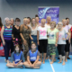 galeria zdjęć przedstawia zajęcia jogi w żorskiej hali sportowej i zdjęcie grupowe