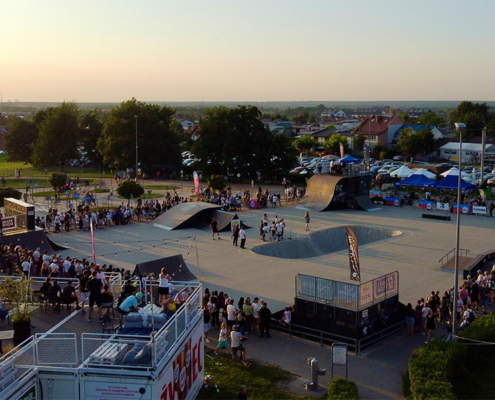 galeria zdjęć przedstawia zawody w jeździe na hulajnodze na miejskim skate parku, wręczenie nagród i przejazdy uczestników