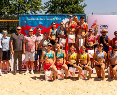 na zdjęciach zawodnicy siatkówki na boiskach, w zdjęciach grupowych i z pucharami i na podium