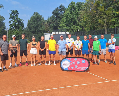 na zdjęciach turniej tenisa ziemnego na kortach MOSiR, zdjęcia grupowe i rozgrywka