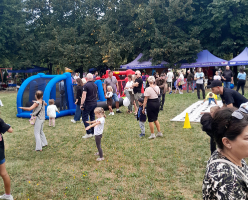 na zdjęciach aktywności sportowe i stacje w ramach jarmarku oraz odwiedzający