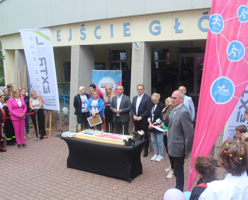 galeria zdjęć przedstawia urodzinowy event sportowy hali sportowej, stacje z zawodnikami oraz uroczysty tort i spotkanie przed obiektem