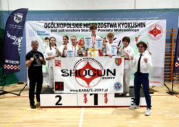 na zdjęciach turniej karate w hali sportowej oraz zawodnicy z banerem