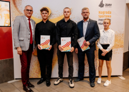 na zdjęciach zawodnicy z dyplomami na ściance