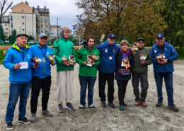na zdjęciach grupowych zawodnicy ligi petanque z nagrodami