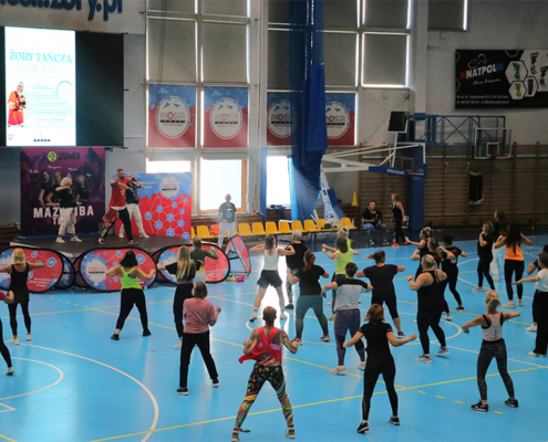 na zdjęciach zajęcia fitness z instruktorami w żorskiej hali sportowej