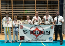 na zdjęciach turniej karate w hali sportowej oraz zawodnicy z banerem