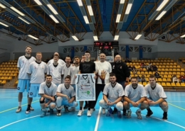 na zdjęciu drużyna koszykarska w hali sportowej MOSiR Żory