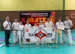 na zdjęciach turniej karate w hali sportowej i wręczenie nagród na podium