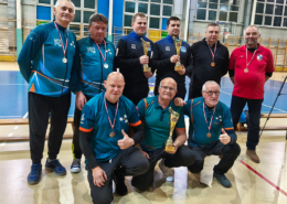 na zdjęciu zawodnicy bule w sali sportowej z medalami