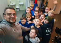 na zdjęciach zawodnicy podczas meczu koszykówki i w zdjęciu grupowym z trenerem