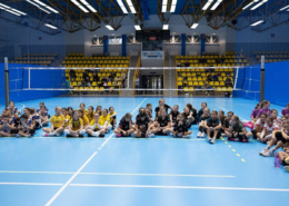 na zdjęciach zespoły turnieju w hali sportowej