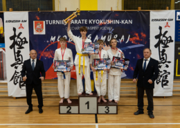 na zdjęciach turniej karate w hali sportowej i wręczenie nagród na podium